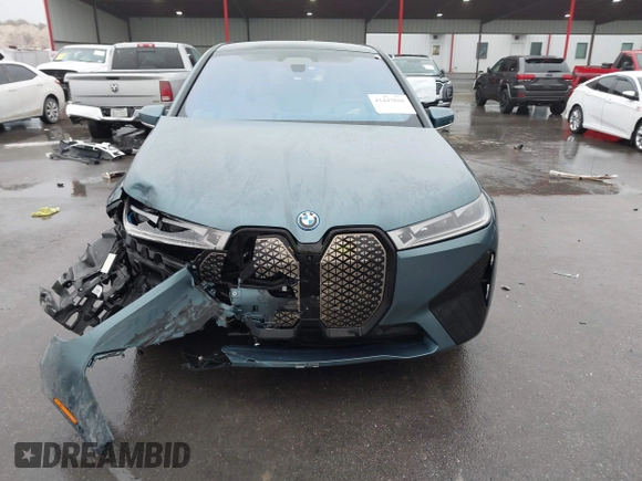 2022 BMW iX xDrive50 z VIN WB523CF03NCK45675, wystawiony jako IAAI lot #41443866 z przebiegiem 21 923 mil mil oraz . Historia ofert i sprzedaży dostępna na DreamBid. Obrazek 12.