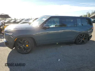 2025 Rivian R1S Premium z VIN 7PDSGCBP8SN057853, wystawiony jako Copart lot #45798235 z przebiegiem 2736 mil mil oraz Szkody całkowita. Historia ofert i sprzedaży dostępna na DreamBid. Obrazek 1.