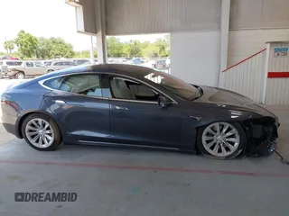 2018 Tesla Model S 75D с VIN 5YJSA1E2XJF246112, выставлен на аукционе IAAI как лот 42124379 с пробегом Не указан миль и . История ставок и продаж доступна на DreamBid. Изображение 13.