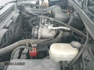 2005 Chevrolet Silverado 1500 Work Truck z VIN 1GCEC14X05Z213527, wystawiony jako IAAI lot #42351246 z przebiegiem 152 826 mil mil oraz . Historia ofert i sprzedaży dostępna na DreamBid. Obrazek 12.