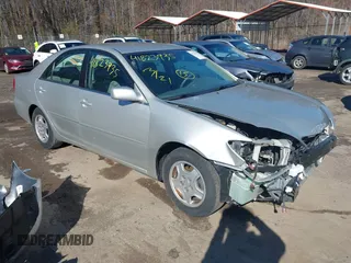 2003 Toyota Camry LE z VIN 4T1BF32K43U558837, wystawiony jako IAAI lot #41823935 z przebiegiem 95 657 mil mil oraz . Historia ofert i sprzedaży dostępna na DreamBid. Obrazek 1.