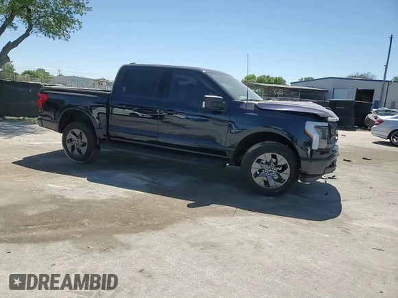 2024 Ford F-150 Lightning Flash z VIN 1FT6W3L7XRWG19735, wystawiony jako Copart lot #50089495 z przebiegiem 7 764 mil mil oraz Szkoda całkowita • Salvage title. Historia ofert i sprzedaży dostępna na DreamBid. Obrazek 11.
