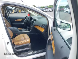 2012 Lincoln MKX z VIN 2LMDJ8JKXCBL01858, wystawiony jako IAAI lot #42221692 z przebiegiem 89 470 mil mil oraz . Historia ofert i sprzedaży dostępna na DreamBid. Obrazek 5.