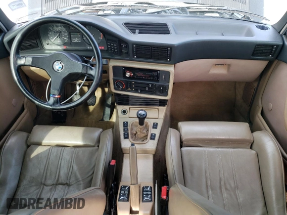 1988 BMW M5 z VIN WBSDC930XJ2791080, wystawiony jako Copart lot #45013965 z przebiegiem 158 194 mil mil oraz Czysty tytuł • Clean title. Historia ofert i sprzedaży dostępna na DreamBid. Obrazek 8.