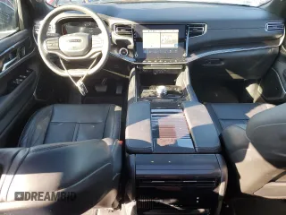 2023 Jeep Wagoneer z VIN 1C4SJVAP9PS569989, wystawiony jako Copart lot #81298154 z przebiegiem 18 133 mil mil oraz Szkoda całkowita • Salvage title. Historia ofert i sprzedaży dostępna na DreamBid. Obrazek 8.