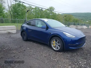 2023 Tesla Model Y Long Range z VIN 7SAYGDEE6PF603981, wystawiony jako IAAI lot #42133348 z przebiegiem 28 566 mil mil oraz . Historia ofert i sprzedaży dostępna na DreamBid. Obrazek 1.