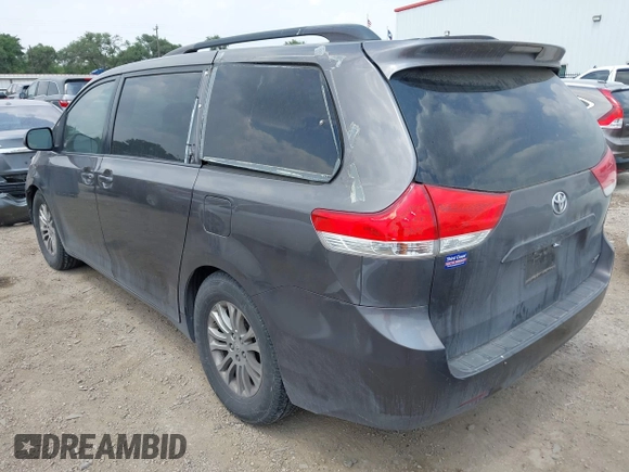 2012 Toyota Sienna XLE AAS z VIN 5TDYK3DC3CS240342, wystawiony jako IAAI lot #42172125 z przebiegiem 244 483 mil mil oraz . Historia ofert i sprzedaży dostępna na DreamBid. Obrazek 3.