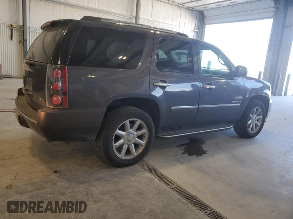 2010 GMC Yukon Denali z VIN 1GKUKEEFXAR179946, wystawiony jako Copart lot #57218255 z przebiegiem 155 971 mil mil oraz Czysty tytuł • Clean title. Historia ofert i sprzedaży dostępna na DreamBid. Obrazek 3.