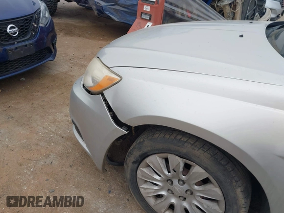 2011 Chrysler 200 LX with VIN 1C3BC4FB3BN522499, listed as a IAAI auction lot 41525816 with 187,610 mi miles. Bid and sale history available at carsss.com. Image 6.