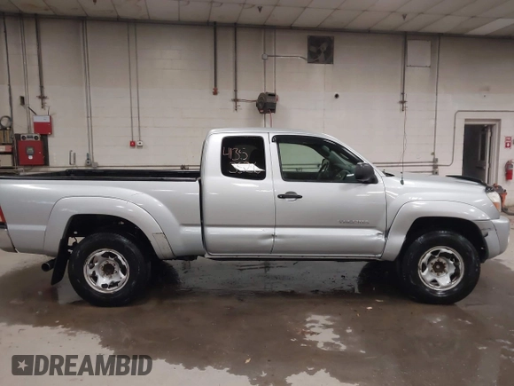 2005 Toyota Tacoma PreRunner z VIN 5TETU62N15Z064813, wystawiony jako IAAI lot #41353526 z przebiegiem 172 318 mil mil oraz . Historia ofert i sprzedaży dostępna na DreamBid. Obrazek 13.