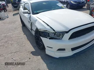 2013 Ford Mustang V6 z VIN 1ZVBP8AM2D5250074, wystawiony jako IAAI lot #42081635 z przebiegiem 135 958 mil mil oraz . Historia ofert i sprzedaży dostępna na DreamBid. Obrazek 6.