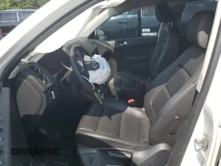 2017 Volkswagen Tiguan S z VIN WVGBV7AX6HK011093, wystawiony jako Copart lot #61912514 z przebiegiem Nie podano mil oraz Szkoda całkowita • Salvage title. Historia ofert i sprzedaży dostępna na DreamBid. Obrazek 7.