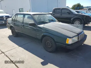 1994 Volvo 900 z VIN YV1JS8615R1180199, wystawiony jako Copart lot #76126714 z przebiegiem 131 713 mil mil oraz Szkody całkowita. Historia ofert i sprzedaży dostępna na DreamBid. Obrazek 4.