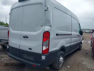 2022 Ford Transit Cargo z VIN 1FTBR1CG2NKA12529, wystawiony jako IAAI lot #42148516 z przebiegiem 41 359 mil mil oraz . Historia ofert i sprzedaży dostępna na DreamBid. Obrazek 4.