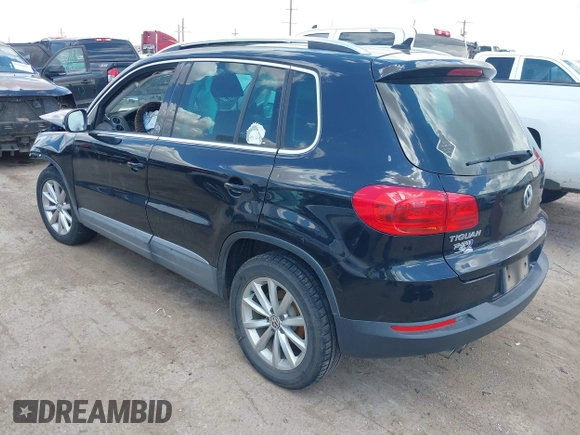 2017 Volkswagen Tiguan Wolfsburg Edition z VIN WVGSV7AX1HW503670, wystawiony jako IAAI lot #42235251 z przebiegiem 88 477 mil mil oraz . Historia ofert i sprzedaży dostępna na DreamBid. Obrazek 3.