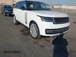 2025 Land Rover Range Rover SE z VIN SALKP9FU8SA282042, wystawiony jako IAAI lot #41266643 z przebiegiem 21 mil mil oraz . Historia ofert i sprzedaży dostępna na DreamBid. Obrazek 1.