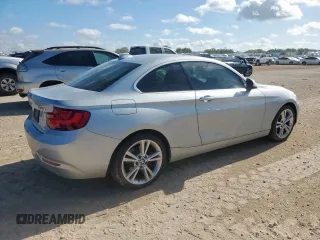 2015 BMW 2 Series 228i z VIN WBA1F5C55FV257350, wystawiony jako Copart lot #61639045 z przebiegiem 63 759 mil mil oraz Czysty tytuł • Clean title. Historia ofert i sprzedaży dostępna na DreamBid. Obrazek 3.