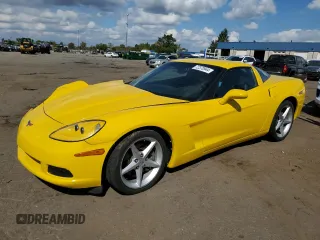 2012 Chevrolet Corvette 1LT z VIN 1G1YE2DW4C5107678, wystawiony jako Copart lot #72370944 z przebiegiem 34 843 mil mil oraz Szkoda całkowita • Salvage title. Historia ofert i sprzedaży dostępna na DreamBid. Obrazek 1.