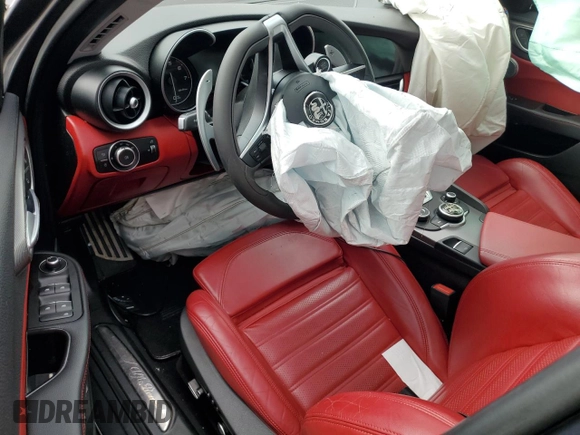 2018 Alfa Romeo Giulia Ti Sport z VIN ZARFAECN3J7576014, wystawiony jako Copart lot #52408195 z przebiegiem Nie podano mil oraz Szkody całkowita. Historia ofert i sprzedaży dostępna na DreamBid. Obrazek 8.