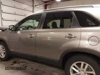 2014 Kia Sorento LX z VIN 5XYKTDA78EG550308, wystawiony jako IAAI lot #42057106 z przebiegiem 82 951 mil mil oraz . Historia ofert i sprzedaży dostępna na DreamBid. Obrazek 15.