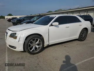 2014 Chrysler 300 S z VIN 2C3CCAGGXEH120747, wystawiony jako Copart lot #54400005 z przebiegiem 135 743 mil mil oraz Szkoda całkowita • Salvage title. Historia ofert i sprzedaży dostępna na DreamBid. Obrazek 1.