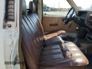 1985 Toyota Pickup z VIN JT4RN50R4F0068265, wystawiony jako Copart lot #51827965 z przebiegiem 348 047 mil mil oraz Szkoda całkowita • Salvage title. Historia ofert i sprzedaży dostępna na DreamBid. Obrazek 10.
