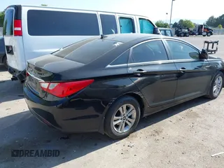 2013 Hyundai Sonata GLS z VIN 5NPEB4AC8DH553567, wystawiony jako IAAI lot #42370521 z przebiegiem 143 295 mil mil oraz . Historia ofert i sprzedaży dostępna na DreamBid. Obrazek 4.