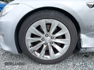 2017 Tesla Model S 60 z VIN 5YJSA1E11HF217633, wystawiony jako IAAI lot #42586913 z przebiegiem 152 987 mil mil oraz . Historia ofert i sprzedaży dostępna na DreamBid. Obrazek 20.