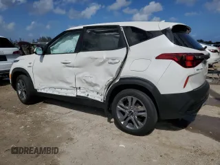 2023 Kia Seltos LX z VIN KNDEPCAA7P7461188, wystawiony jako Copart lot #51979035 z przebiegiem 22 962 mil mil oraz Szkoda całkowita • Salvage title. Historia ofert i sprzedaży dostępna na DreamBid. Obrazek 2.