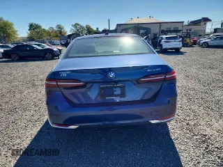 2024 BMW i5 eDrive40 z VIN WBY33FK05RCR56573, wystawiony jako Copart lot #76009714 z przebiegiem 241 mil mil oraz Szkody całkowita. Historia ofert i sprzedaży dostępna na DreamBid. Obrazek 6.