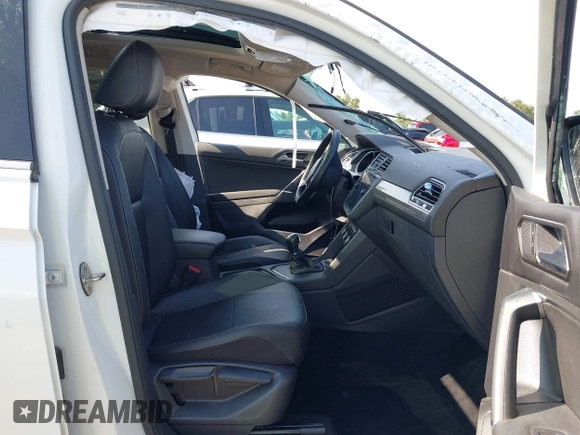 2018 Volkswagen Tiguan SEL z VIN 3VV3B7AX5JM091021, wystawiony jako IAAI lot #42392698 z przebiegiem 107 595 mil mil oraz . Historia ofert i sprzedaży dostępna na DreamBid. Obrazek 5.