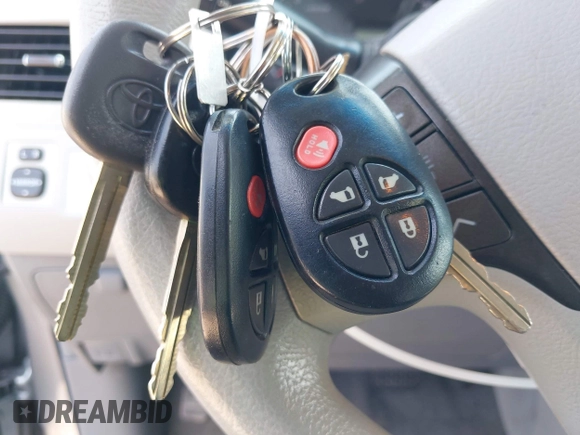 2012 Toyota Sienna LE AAS z VIN 5TDKK3DC0CS210995, wystawiony jako IAAI lot #42439317 z przebiegiem 183 029 mil mil oraz . Historia ofert i sprzedaży dostępna na DreamBid. Obrazek 11.