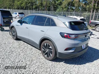 2021 Volkswagen ID.4 Pro S z VIN WVGTMPE20MP058882, wystawiony jako IAAI lot #42317440 z przebiegiem 64 473 mil mil oraz . Historia ofert i sprzedaży dostępna na DreamBid. Obrazek 3.