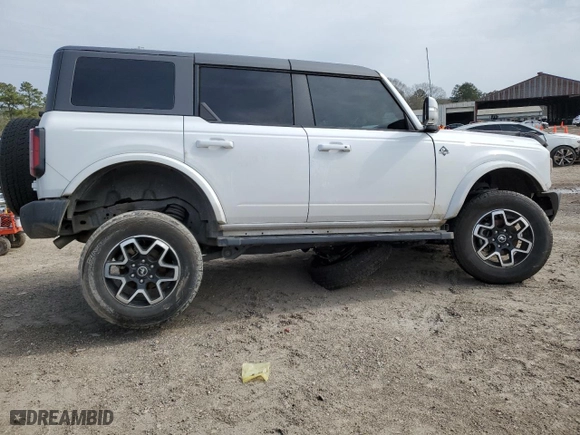 2023 Ford Bronco with VIN 1FMEE5BP7PLC15071, listed as a Copart auction lot 45321715 with 2,213 mi miles and Salvage Title. Bid and sale history available at carsss.com. Image 3.