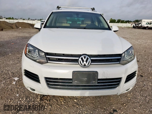 2012 Volkswagen Touareg Sport z VIN WVGEF9BP4CD007058, wystawiony jako Copart lot #56971745 z przebiegiem 181 221 mil mil oraz Czysty tytuł • Clean title. Historia ofert i sprzedaży dostępna na DreamBid. Obrazek 5.