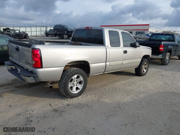 2005 Chevrolet Silverado 1500 LT with VIN 2GCEC19T751261914, listed as a IAAI auction lot 41715626 with 210,003 mi miles. Bid and sale history available at carsss.com. Image 4.