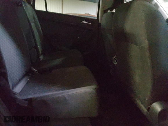 2018 Volkswagen Tiguan S z VIN 3VV0B7AX7JM157409, wystawiony jako Copart lot #58670225 z przebiegiem 162 204 mil mil oraz Nie do naprawy • Non repairable. Historia ofert i sprzedaży dostępna na DreamBid. Obrazek 10.