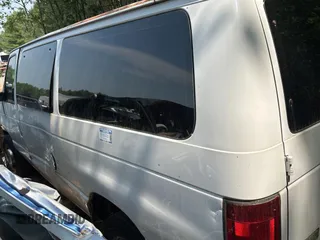 2004 Ford Econoline Passenger XL z VIN 1FBNE31L24HA20389, wystawiony jako Copart lot #61014605 z przebiegiem Nie podano mil oraz Czysty tytuł • Clean title. Historia ofert i sprzedaży dostępna na DreamBid. Obrazek 4.