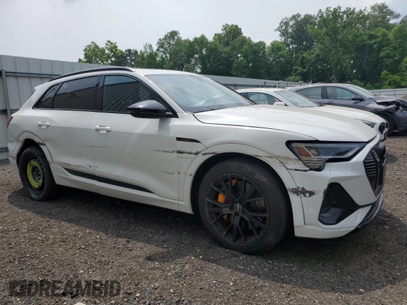 2022 Audi e-tron Chronos with VIN WA1VABGE2NB024953, listed as a Copart auction lot 60561975 with 30,503 mi miles and Salvage title. Bid and sale history available at DreamBid. Image 4.
