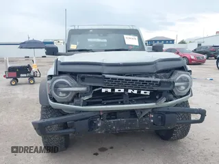 2022 Ford Bronco z VIN 1FMEE5DP3NLB31811, wystawiony jako IAAI lot #42303650 z przebiegiem 43 636 mil mil oraz . Historia ofert i sprzedaży dostępna na DreamBid. Obrazek 6.