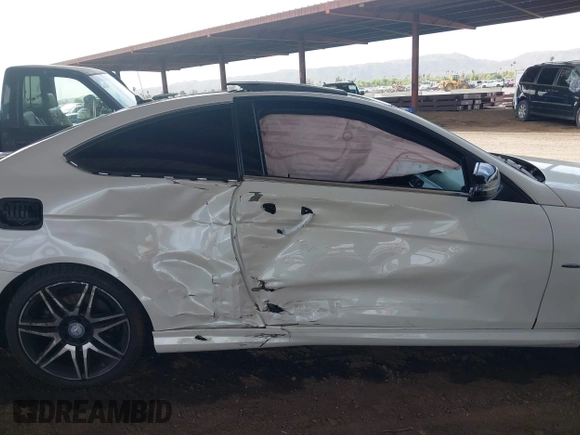2014 Mercedes-Benz C 250 с VIN WDDGJ4HBXEG289823, выставлен на аукционе IAAI как лот 42344530 с пробегом 122 670 миль миль и . История ставок и продаж доступна на DreamBid. Изображение 13.