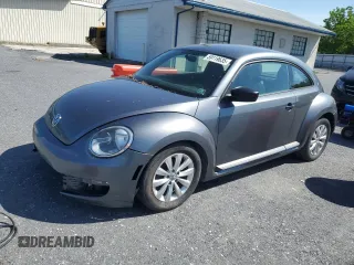2014 Volkswagen Beetle Entry z VIN 3VWF17AT8EM638636, wystawiony jako Copart lot #59119635 z przebiegiem 149 607 mil mil oraz Czysty tytuł • Clean title. Historia ofert i sprzedaży dostępna na DreamBid. Obrazek 1.