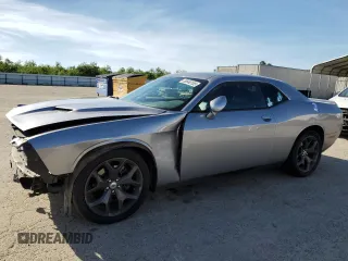 2018 Dodge Challenger SXT z VIN 2C3CDZAGXJH258982, wystawiony jako Copart lot #50640105 z przebiegiem 55 901 mil mil oraz Szkoda całkowita • Salvage title. Historia ofert i sprzedaży dostępna na DreamBid. Obrazek 1.