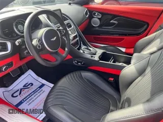 2021 Aston Martin DB11 V8 z VIN SCFRMFAWXMGL10429, wystawiony jako Copart lot #57315395 z przebiegiem 1737 mil mil oraz Tytuł czysty. Historia ofert i sprzedaży dostępna na DreamBid. Obrazek 5.