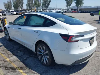 2025 Tesla Model 3 Long Range z VIN 5YJ3E1EA1SF876795, wystawiony jako IAAI lot #41967853 z przebiegiem 8 328 mil mil oraz . Historia ofert i sprzedaży dostępna na DreamBid. Obrazek 3.