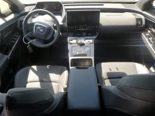 2023 Subaru Solterra Limited z VIN JTMABABA1PA024533, wystawiony jako Copart lot #54735625 z przebiegiem 7604 mil mil oraz Szkody całkowita. Historia ofert i sprzedaży dostępna na DreamBid. Obrazek 8.