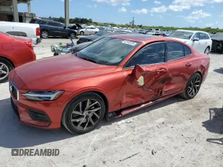 2019 Volvo S60 Momentum with VIN 7JRA22TK0KG001474, listed as a Copart auction lot 42163233 with 33,923 mi miles. Bid and sale history available at carsss.com. Image 1.