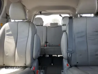 2013 Toyota Sienna XLE AAS с VIN 5TDYK3DC1DS349139, выставлен на аукционе Copart как лот 64239914 с пробегом 127 874 миль миль и Списание • Salvage title. История ставок и продаж доступна на DreamBid. Изображение 10.
