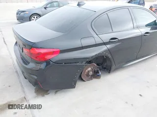 2019 BMW M5 z VIN WBSJF0C51KB447804, wystawiony jako IAAI lot #41848760 z przebiegiem 83 303 mil mil oraz . Historia ofert i sprzedaży dostępna na DreamBid. Obrazek 6.