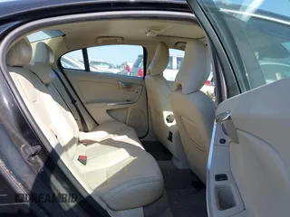 2013 Volvo S60 T5 Premier z VIN YV1612FS8D2191148, wystawiony jako IAAI lot #41866362 z przebiegiem 200 847 mil mil oraz . Historia ofert i sprzedaży dostępna na DreamBid. Obrazek 8.